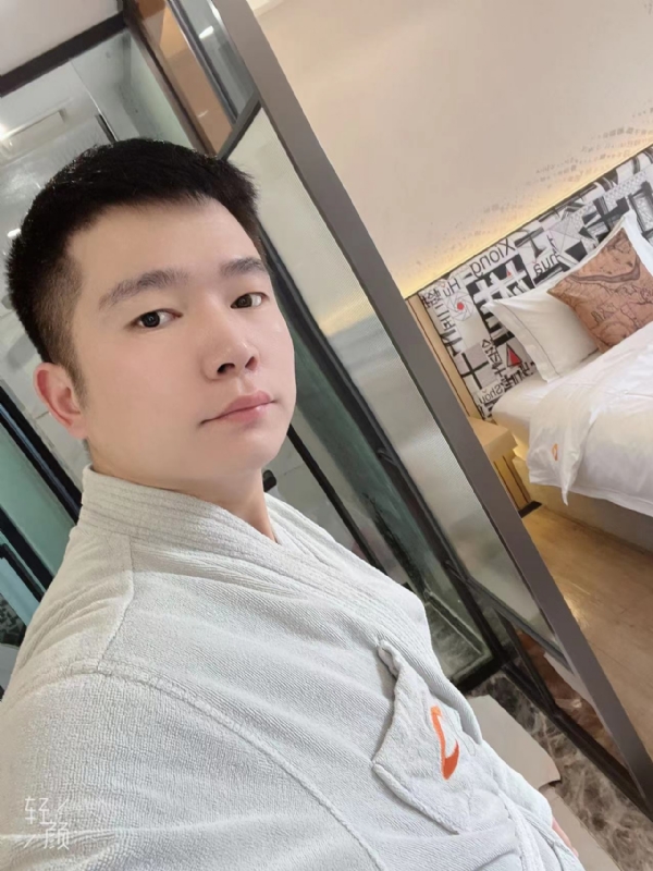 绿帽的第一张照片--成都闪婚服务中心